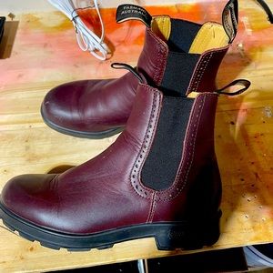 Size 6 (9 womens) blundstones. Wine in colour. Excellent condition